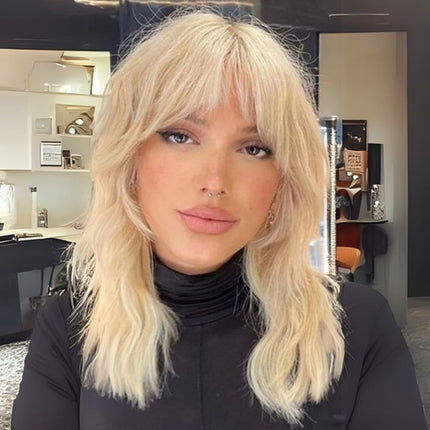 Perruque chic avec frange pour femme en cheveux bruns naturels ondulés avant-après.