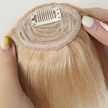 Frange à clip cheveux naturels blonds pour une coiffure élégante et facile à porter.