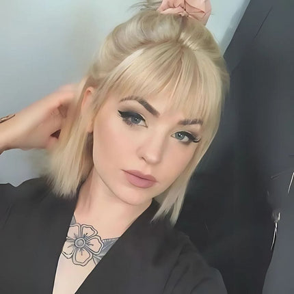 Toupet blond en cheveux naturels avec clip pour un style moderne et polyvalent.