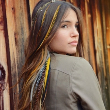 Jeune femme avec extension cheveux plume