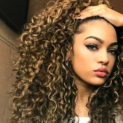 Femme avec Extension pour cheveux afro