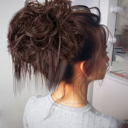 Femme portant un postiche chignon