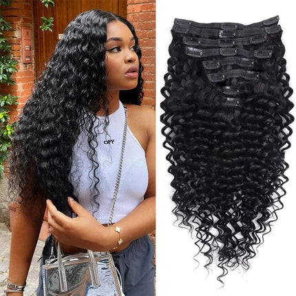 Extension à clip ondulée noire pour un look naturel et élégant avec cheveux bouclés.