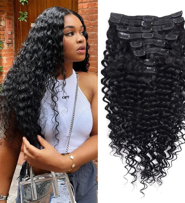 Extension à clip ondulée noire pour un look naturel et élégant avec cheveux bouclés.