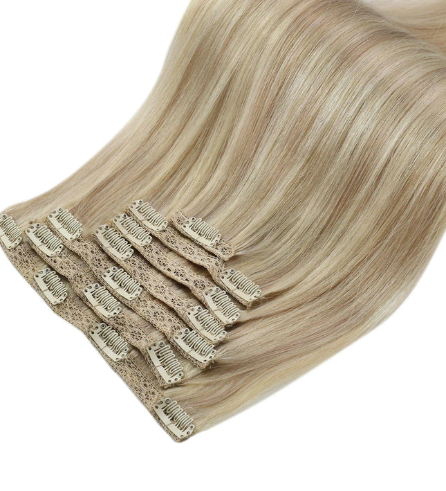 Extension capillaire blonde à clip, lisse et naturelle pour une chevelure volumineuse.