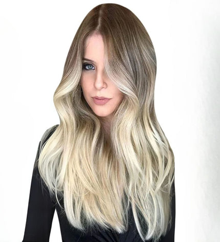 Extensions clip-in longues ondulées couleur blond cendré naturel pour un look élégant