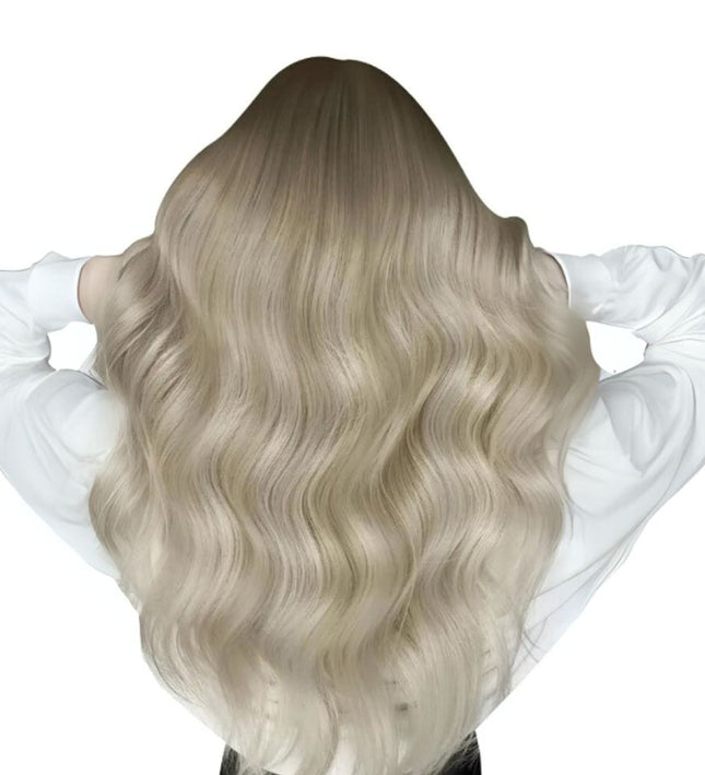 Extensions invisibles longues ondulées en cheveux naturels blond clair.