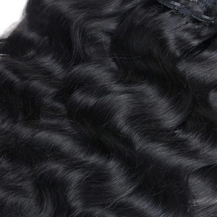 Extensions ondulées à clip en cheveux naturels noirs pour un look volumineux et chic.