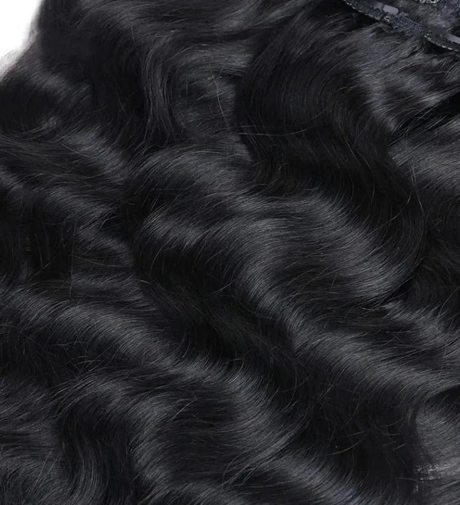 Extensions ondulées à clip en cheveux naturels noirs pour un look volumineux et chic.