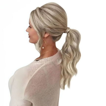 Extension queue-de-cheval en cheveux naturels ondulés, couleur blonde pour un look chic.