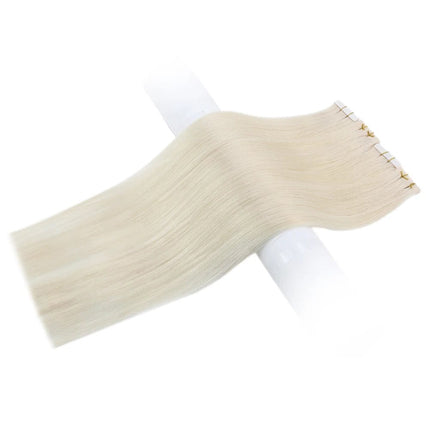 Extensions adhésives en cheveux naturels blonds lisses pour un look élégant.