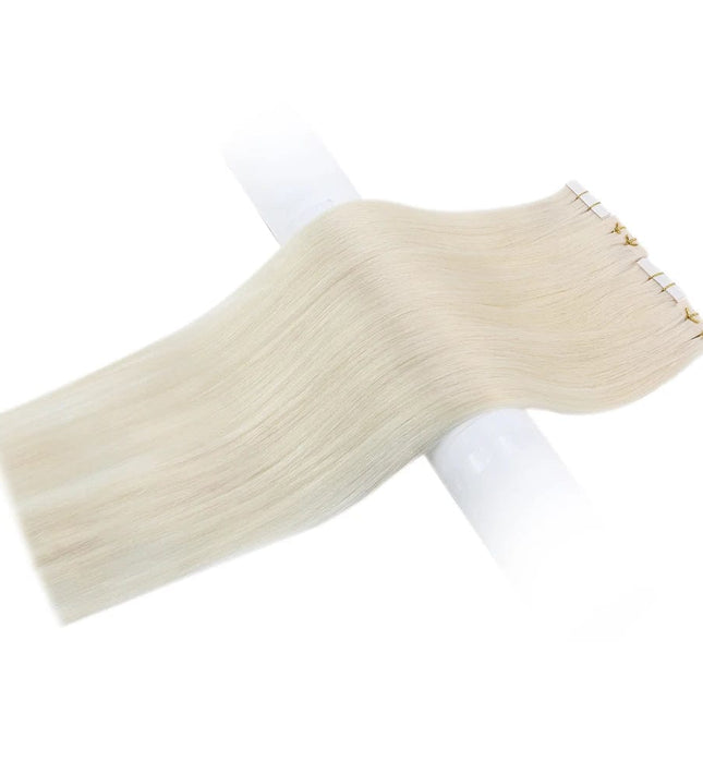 Extensions adhésives en cheveux naturels blonds lisses pour un look élégant.