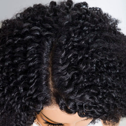 Perruque afro mi-longue en cheveux naturels avec raie centrale pour femme élégante.