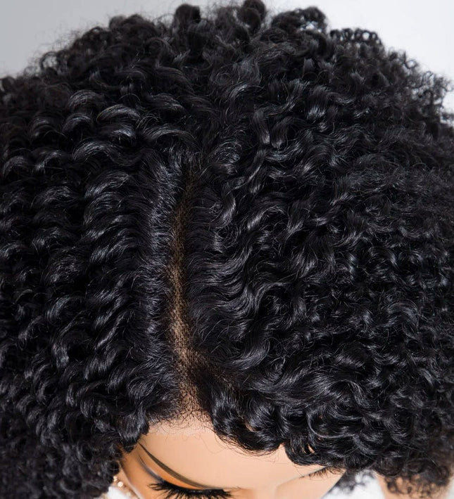 Perruque afro mi-longue en cheveux naturels avec raie centrale pour femme élégante.