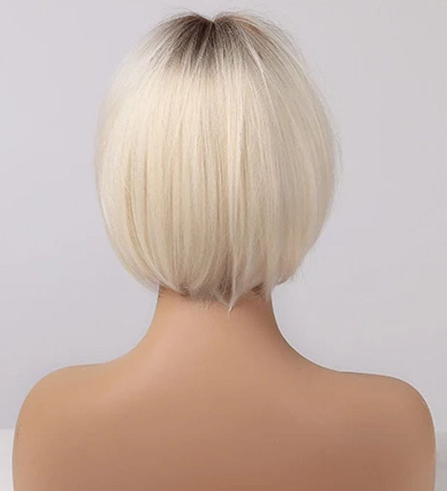 Perruque blonde courte synthétique avec frange pour un style moderne et chic