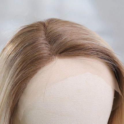 Perruque carrée ombrée blonde en cheveux naturels pour un style moderne et élégant.