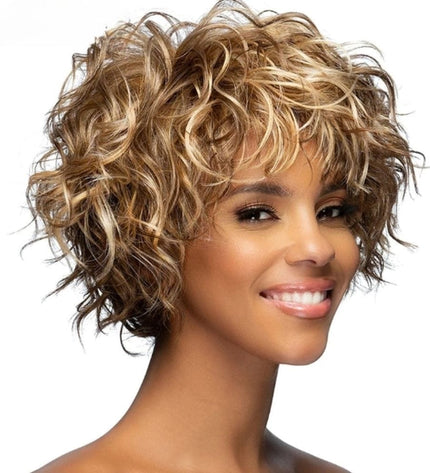 Perruque courte bouclée blonde en cheveux naturels pour un style moderne et volumineux.