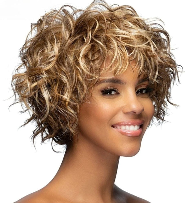 Perruque courte bouclée blonde en cheveux naturels pour un style moderne et volumineux.