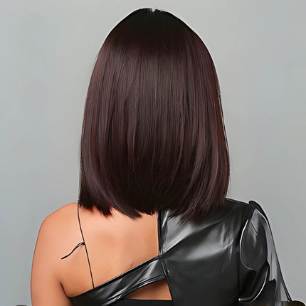 Perruque bob lisse brun foncé avec reflets rouges, pour un look moderne et sophistiqué.