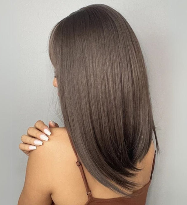 Perruque mi-longue lisse brune en cheveux synthétiques pour un style moderne