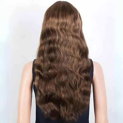 Perruque longue ondulée en cheveux naturels brun avec frange élégante pour femme.