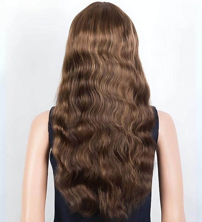 Perruque longue ondulée en cheveux naturels brun avec frange élégante pour femme.