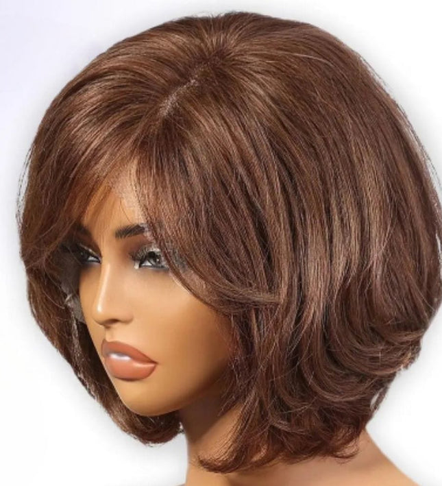 Perruque courte brune en cheveux naturels style élégant et légèrement bouclé pour femme.