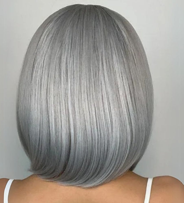 Perruque carré gris raide avec frange en cheveux synthétiques pour un look moderne