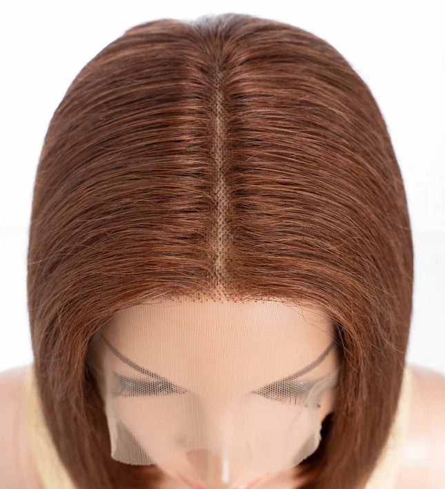 Perruque carré courte rousse en cheveux naturels avec raie médiane pour un look chic