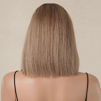 Perruque bob mi-longue blonde naturelle avec frange et racines foncées pour un style chic