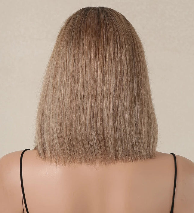 Perruque bob mi-longue blonde naturelle avec frange et racines foncées pour un style chic