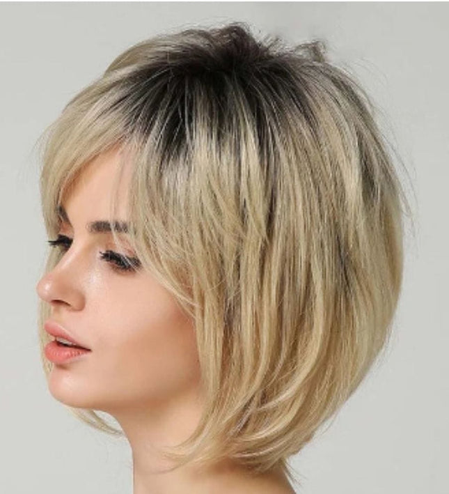 Perruque élégante coupe carré en fibre mixte blond foncé avec franges légères