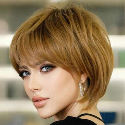 Perruque courte style bob avec frange en cheveux synthétiques moderne et chic.