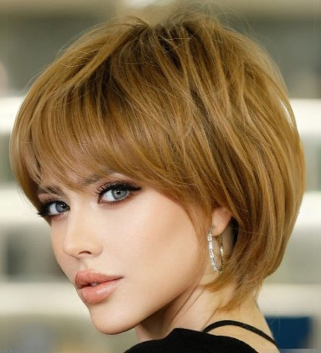 Perruque courte style bob avec frange en cheveux synthétiques moderne et chic.