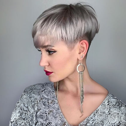 Perruque pixie courte avec frange droite en cheveux naturels pour un look moderne.