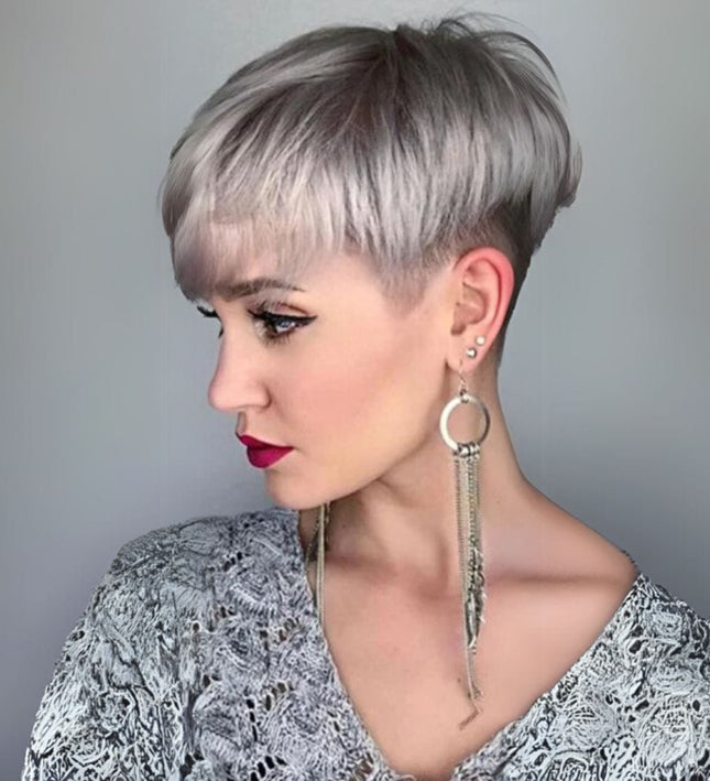 Perruque pixie courte avec frange droite en cheveux naturels pour un look moderne.