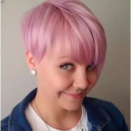 Perruque courte rose avec frange droite en cheveux naturels pour un style audacieux.