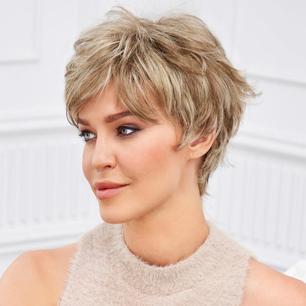 Perruque courte style pixie en cheveux synthétiques blonds avec mèches élégantes.