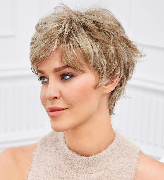 Perruque courte style pixie en cheveux synthétiques blonds avec mèches élégantes.