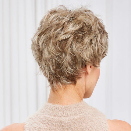 Perruque courte chic en cheveux synthétiques blond à mèches pour un style naturel.