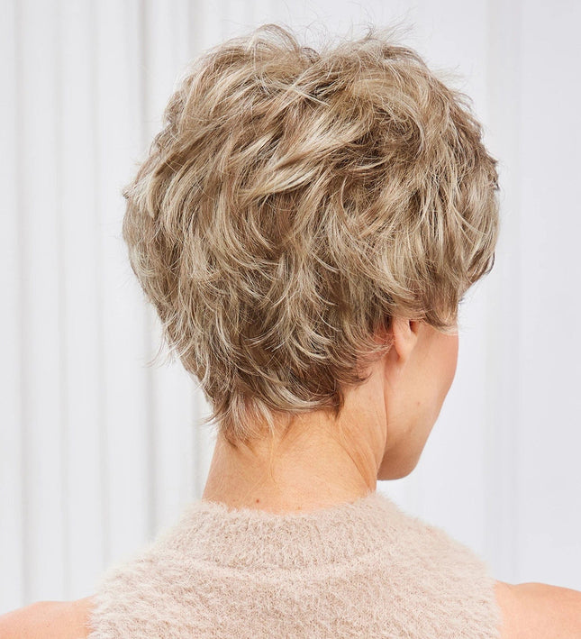 Perruque courte chic en cheveux synthétiques blond à mèches pour un style naturel.