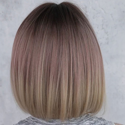 Perruque courte blonde cendrée synthétique avec frange pour un look moderne et chic