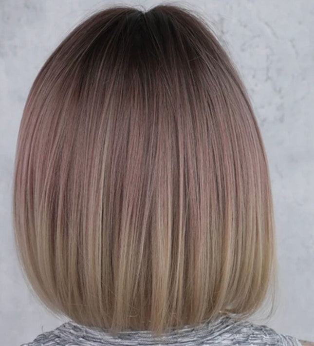 Perruque courte blonde cendrée synthétique avec frange pour un look moderne et chic