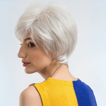 Perruque courte femme cheveux mixtes argentés élégante et moderne pour un look tendance