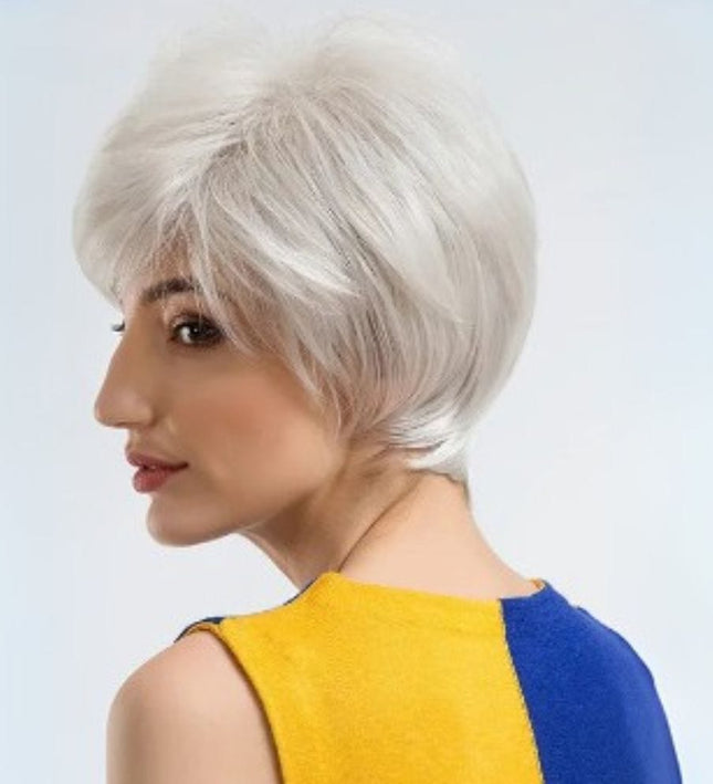 Perruque courte femme cheveux mixtes argentés élégante et moderne pour un look tendance