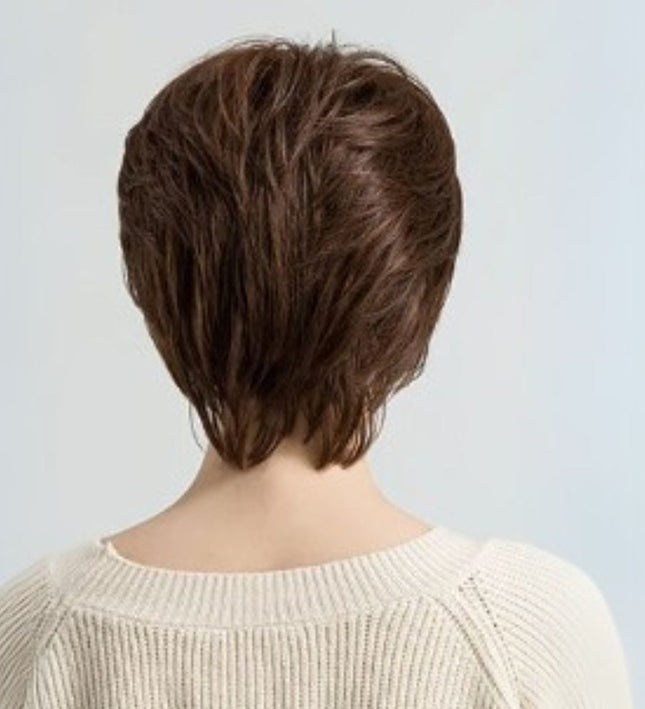 Perruque courte élégante en cheveux synthétiques châtain pour femme moderne