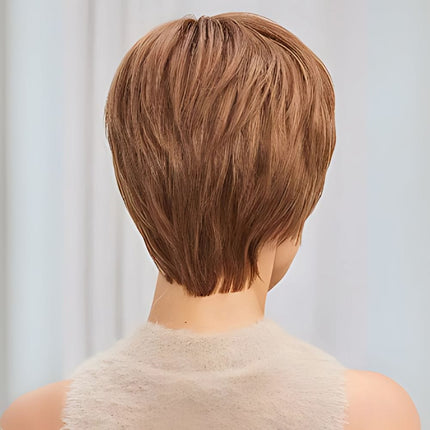 Perruque pixie courte naturelle avec frange en cheveux humains pour un style chic et moderne.