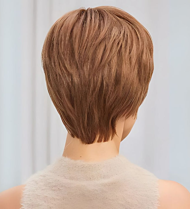 Perruque pixie courte naturelle avec frange en cheveux humains pour un style chic et moderne.