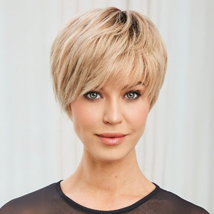 Perruque naturelle courte style pixie avec frange pour un look moderne et élégant