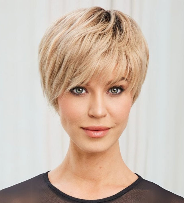 Perruque naturelle courte style pixie avec frange pour un look moderne et élégant